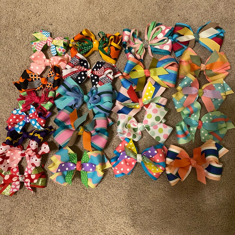 Custom hair bows selling as a lot